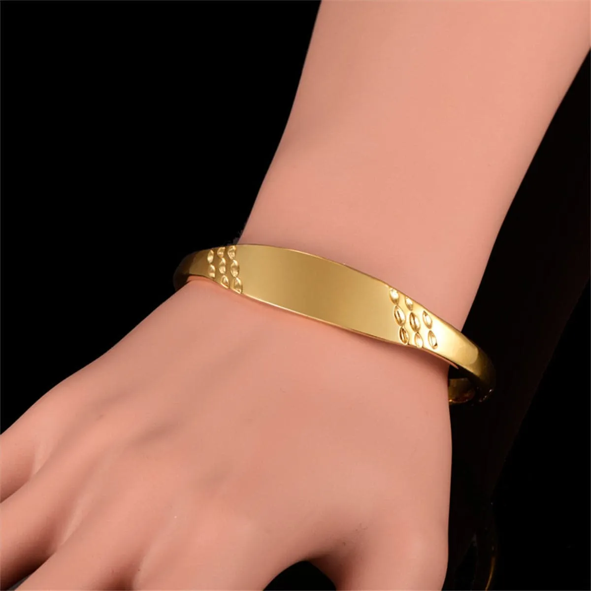 18K Gold-Plated Leaf Detail Arrow Cuff