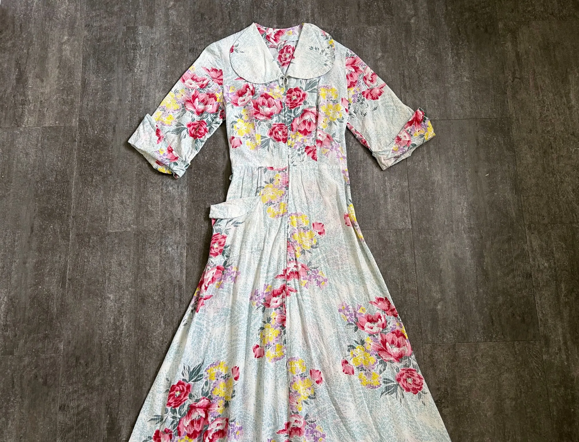 1940s rose print dressing gown . vintage 40s dress . size small