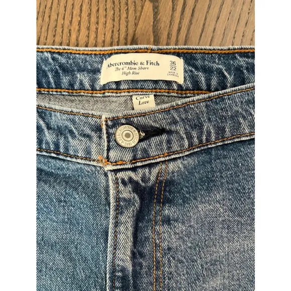 Abercrombie &amp; Fitch Curve Love High Rise Mom Short 4” Plus Size 22 Medium Wash