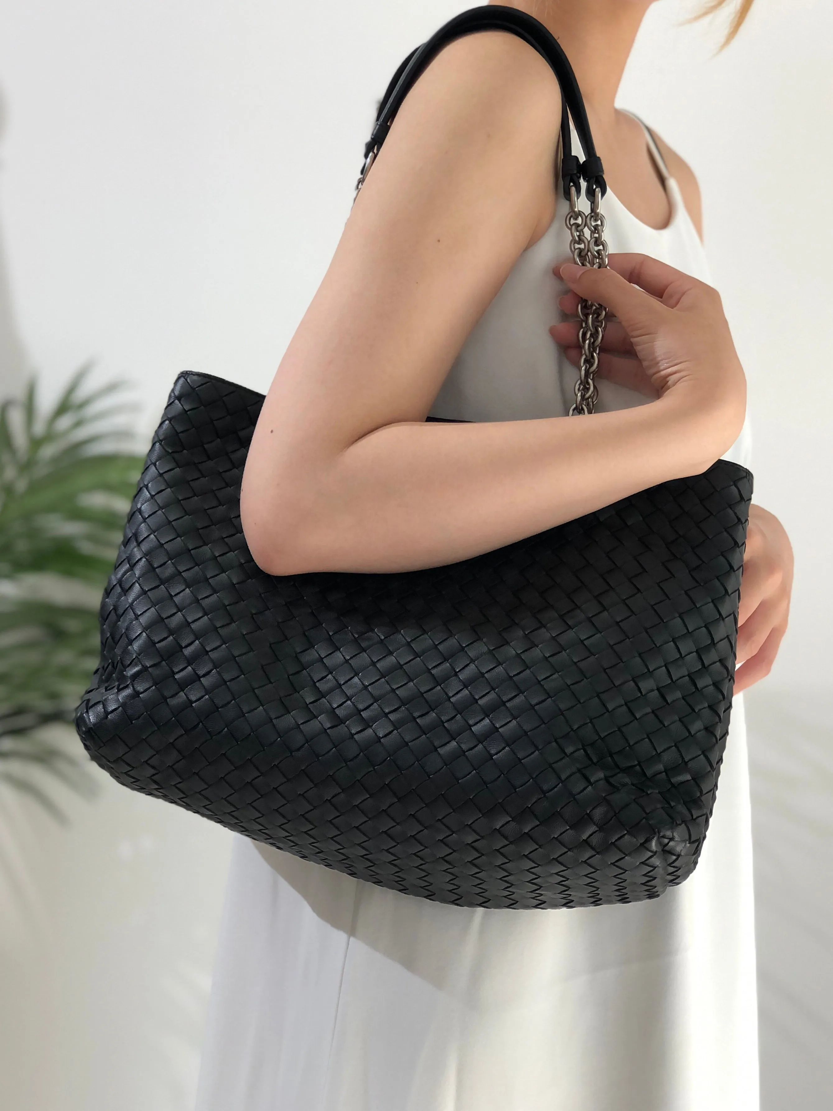 Bottega Veneta Leather Chain Totebag Black Vintage rses7r