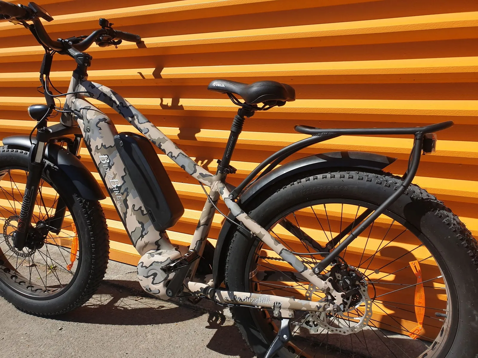 BUZZ BIKE TT DOUBLE BATTERY DELUXE 26" X 4 " CAMO