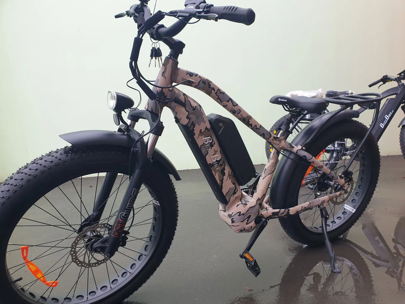 BUZZ BIKE TT DOUBLE BATTERY DELUXE 26" X 4 " CAMO