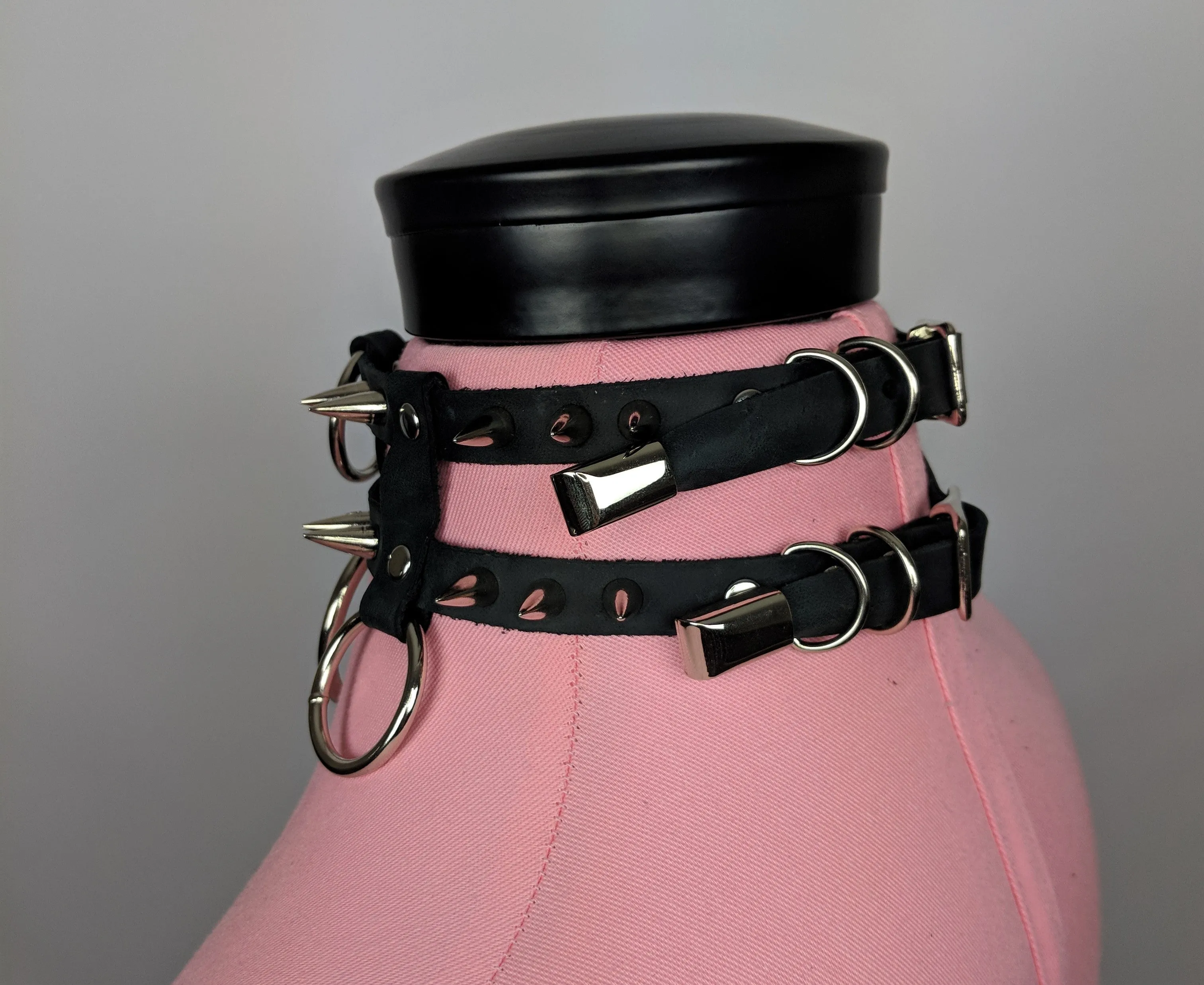 Caden spiked leather o ring collar