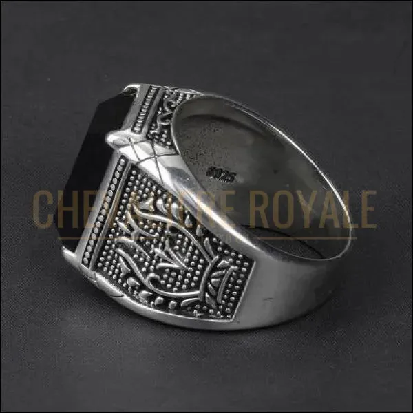 Chevalière avec une pierre centrale en onyx noir de forme carrée