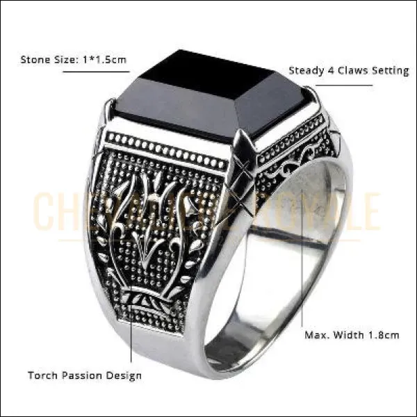 Chevalière avec une pierre centrale en onyx noir de forme carrée