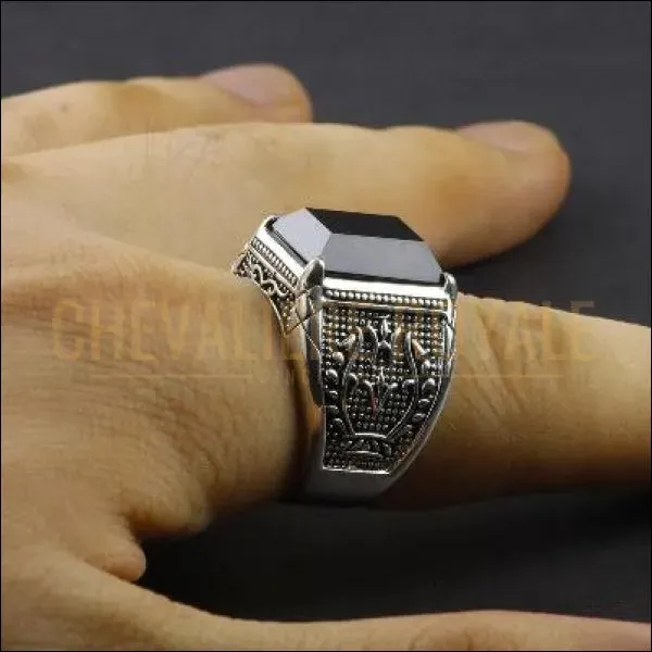 Chevalière avec une pierre centrale en onyx noir de forme carrée