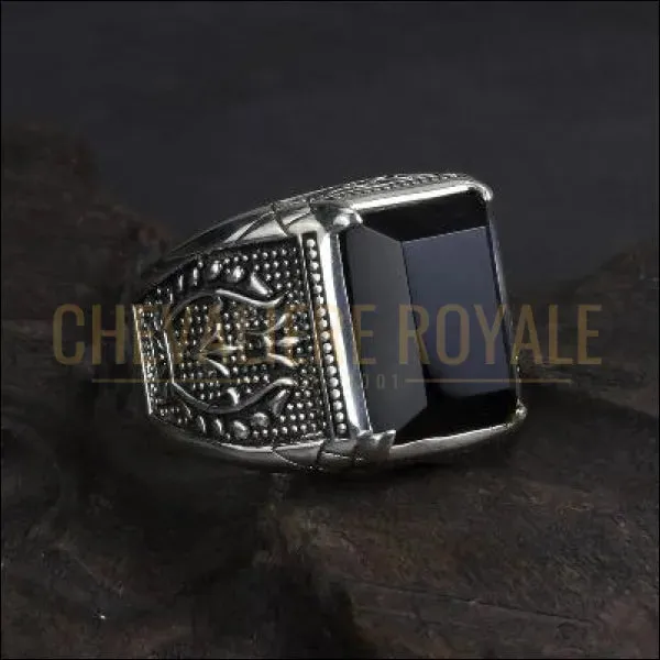 Chevalière avec une pierre centrale en onyx noir de forme carrée