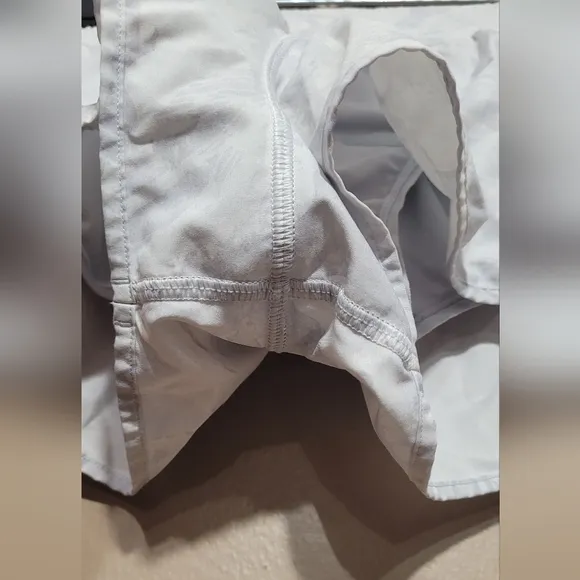 EUC Lululemon Athletica Hotty Hot Short ii 2.5&quot; Grey Size 10