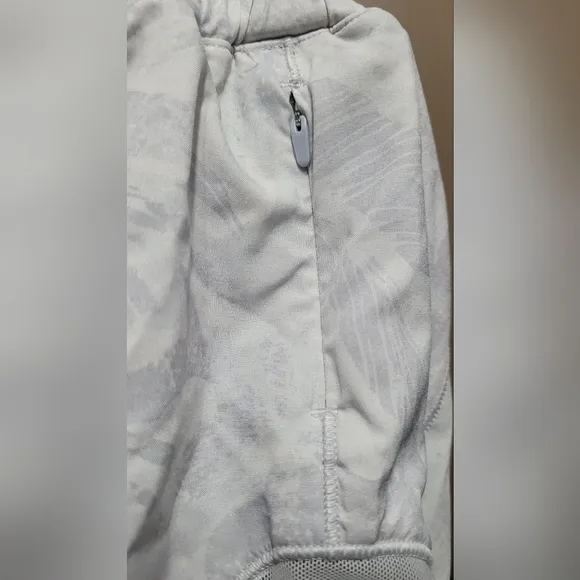 EUC Lululemon Athletica Hotty Hot Short ii 2.5&quot; Grey Size 10