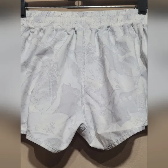 EUC Lululemon Athletica Hotty Hot Short ii 2.5&quot; Grey Size 10