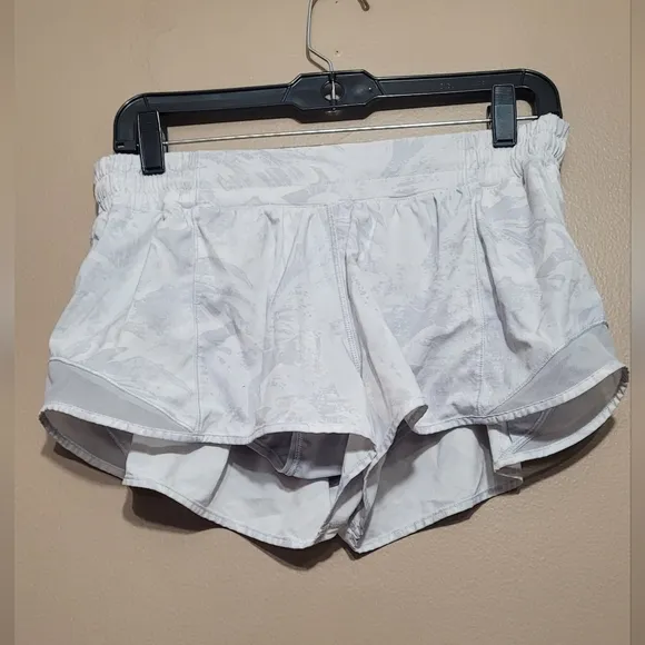 EUC Lululemon Athletica Hotty Hot Short ii 2.5&quot; Grey Size 10