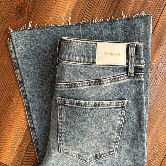 Express Mid Rise Medium Wash '70s Flare Jeans 8s