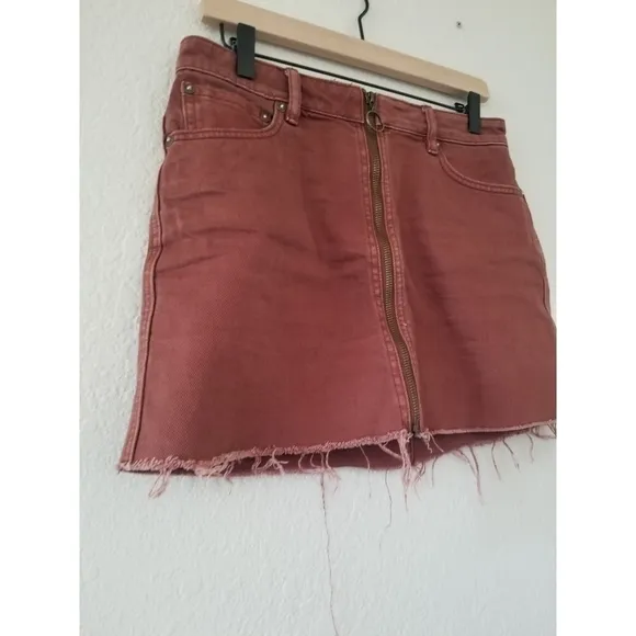 FREE People – We the Free Rust denim front zip it up mini skirt w/ raw edge hem