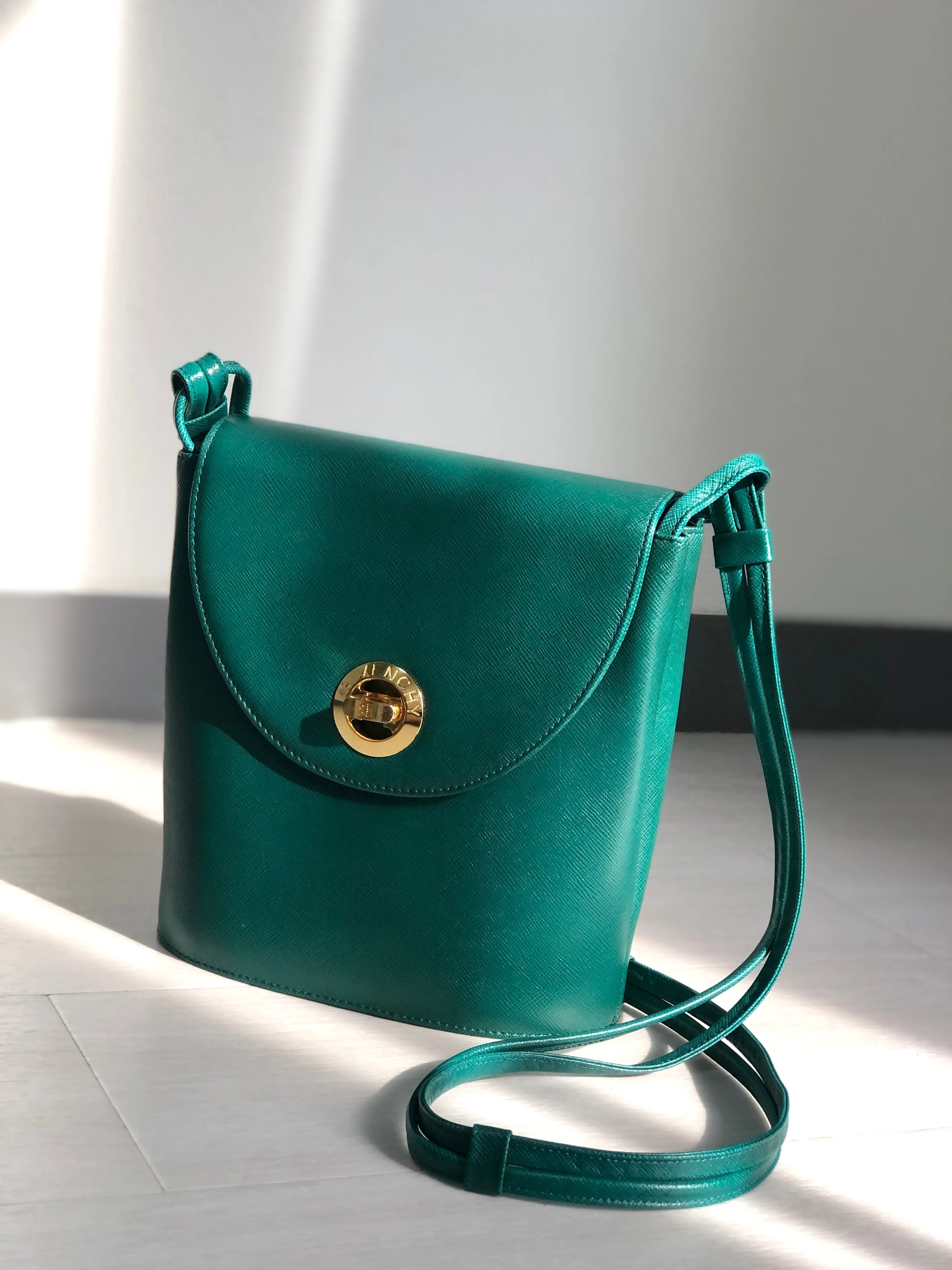 GIVENCHY Turn lock logo Leather Green rvmee6