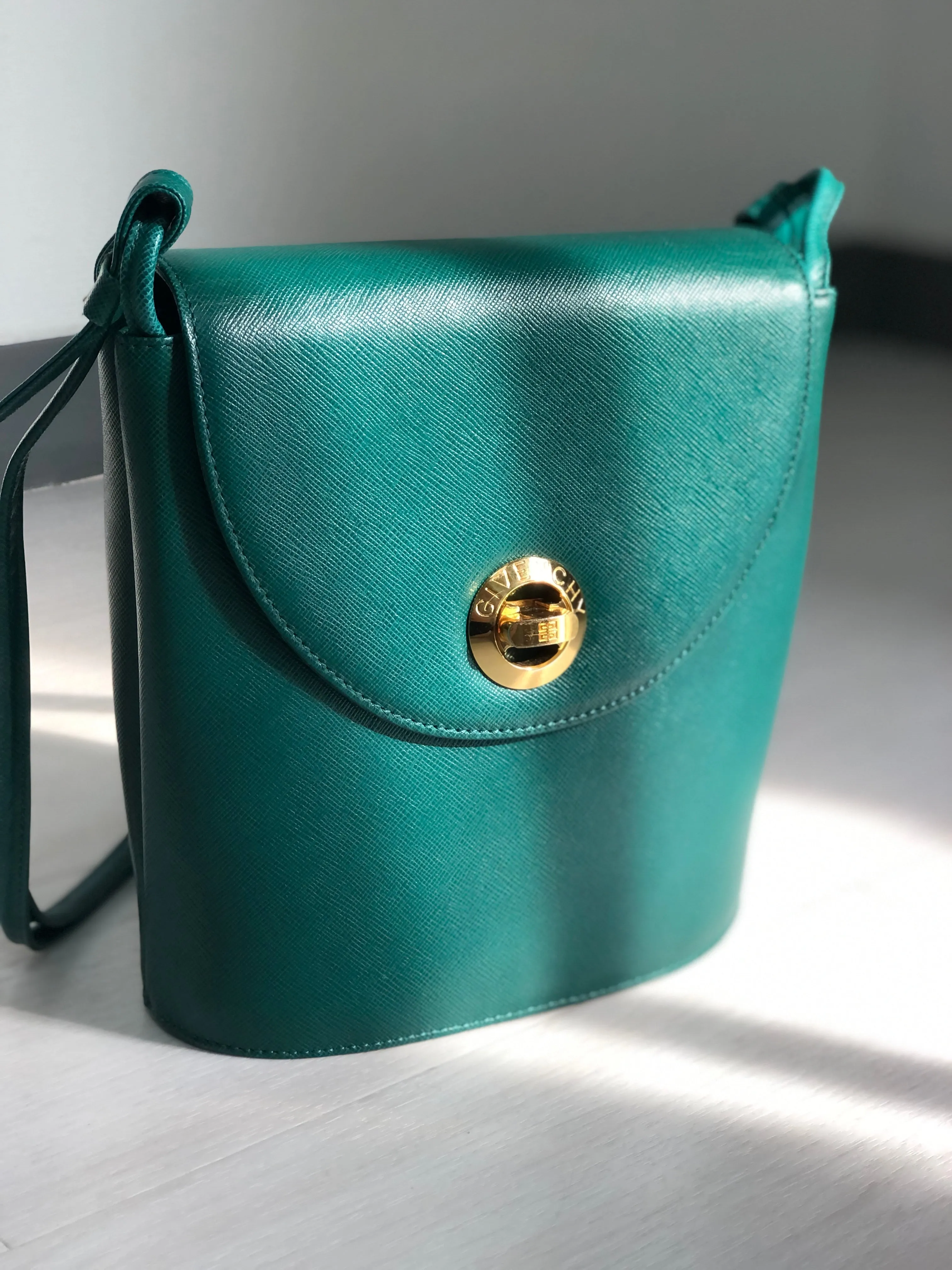 GIVENCHY Turn lock logo Leather Green rvmee6