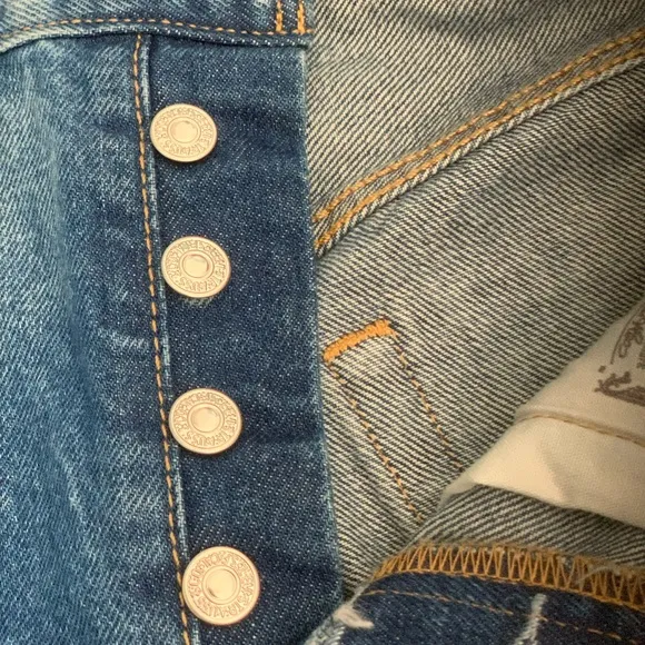 LEVI’S 501 Shorts A High Rise Fitted through the Hip Size 27
