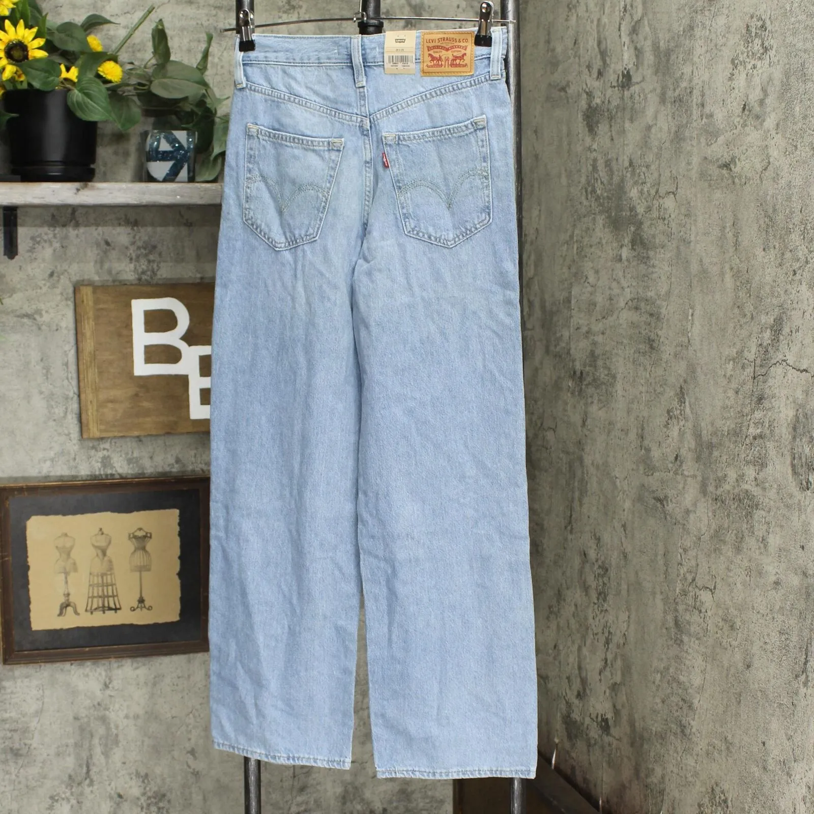Levi's Women's High-Rise Straight Jeans