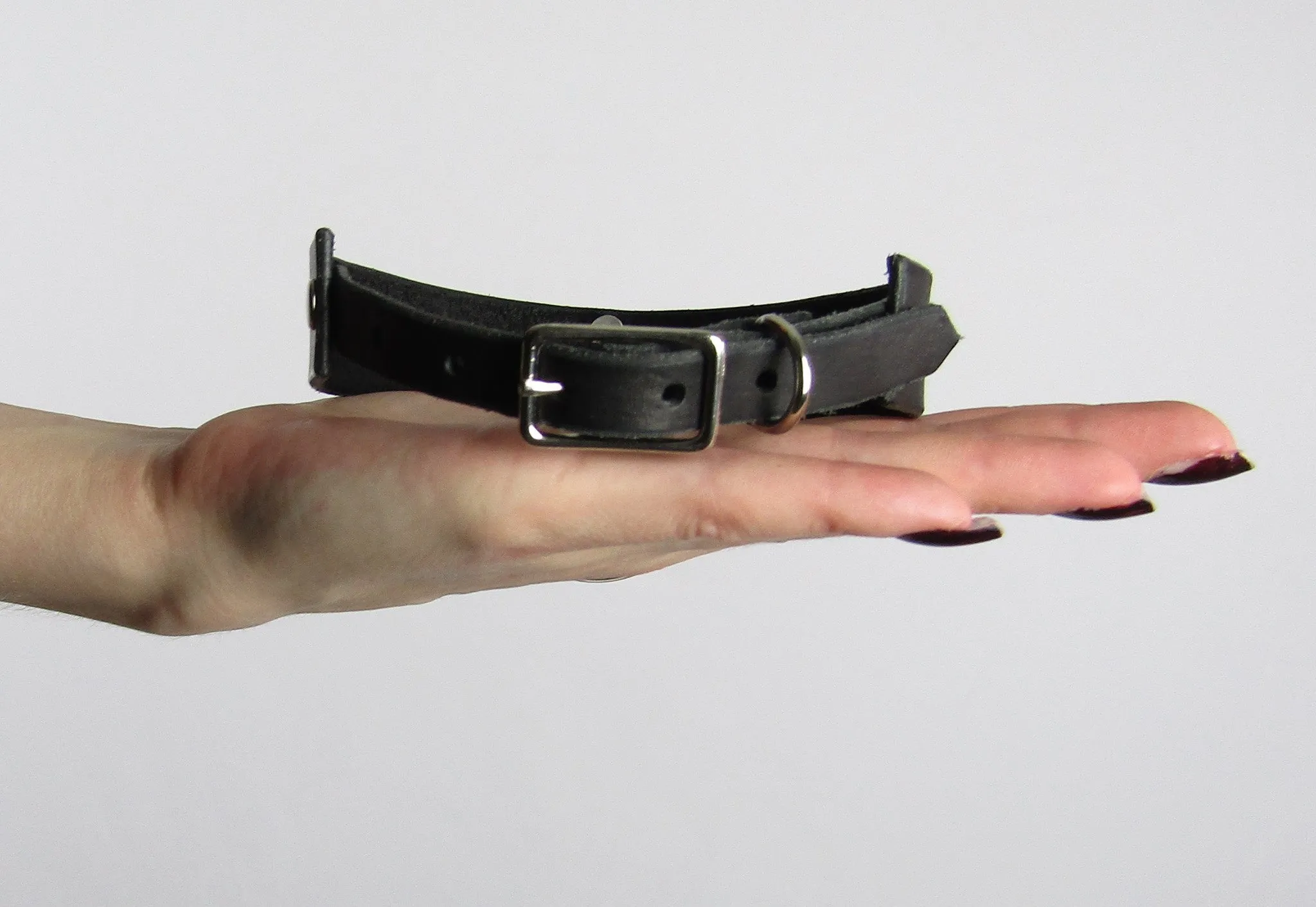 Loria leather collar