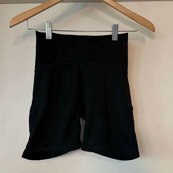 Lululemon Align High Rise Short 6” in Black. Size 6.