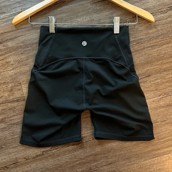 Lululemon Align High Rise Short 6” in Black. Size 6.