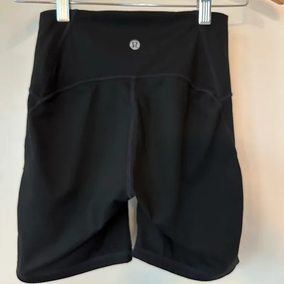 Lululemon Align High Rise Short 6” in Black. Size 6.