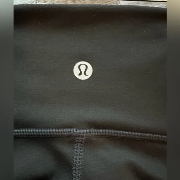 Lululemon Align High Rise Short 6” in Black. Size 6.