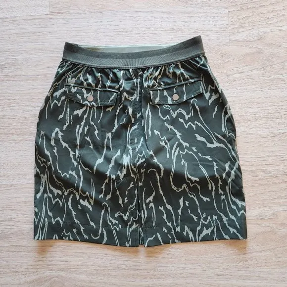 NWT Athleta Vienna Cargo Skort Jupe-Short Pull-On Semi Fitted Pocket Green