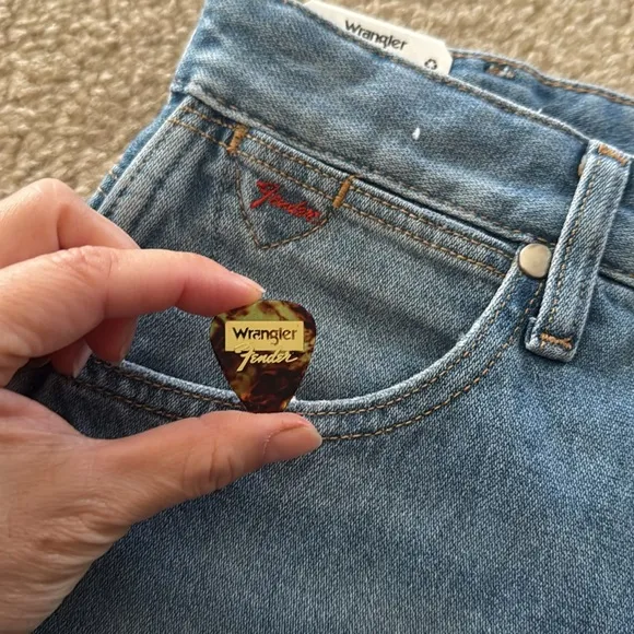 NWT Wrangler X Fender Destroyed Loose Mom Jean