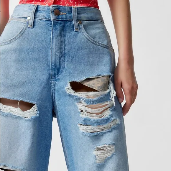 NWT Wrangler X Fender Destroyed Loose Mom Jean