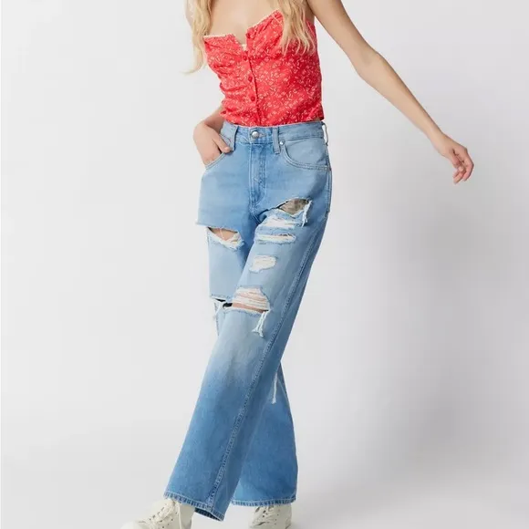 NWT Wrangler X Fender Destroyed Loose Mom Jean