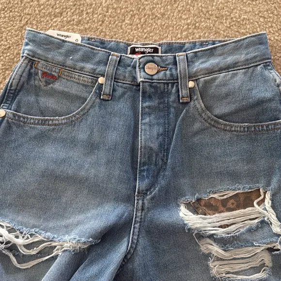 NWT Wrangler X Fender Destroyed Loose Mom Jean