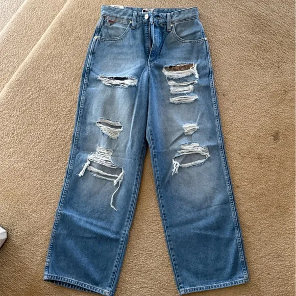 NWT Wrangler X Fender Destroyed Loose Mom Jean