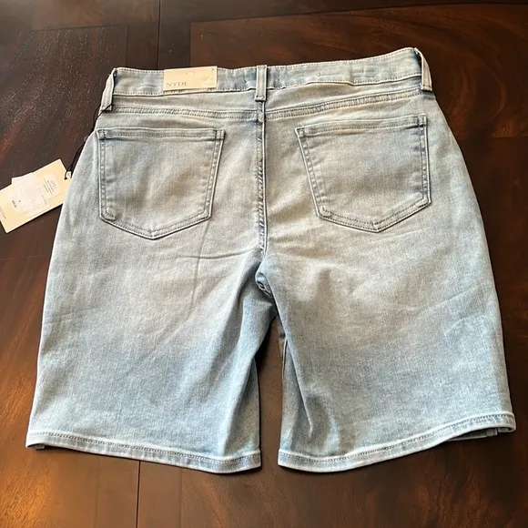 NYDJ Women's Ella Short with Sideseam Slits In Conway.