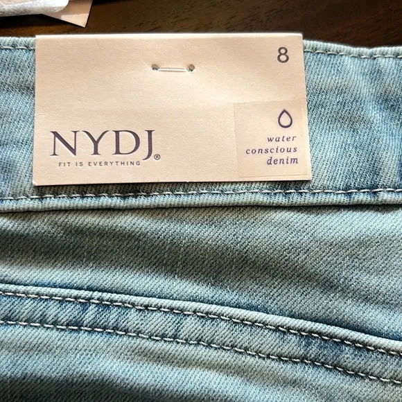 NYDJ Women's Ella Short with Sideseam Slits In Conway.
