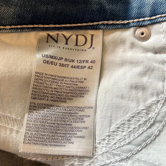 NYDJ Women's Ella Short with Sideseam Slits In Conway.