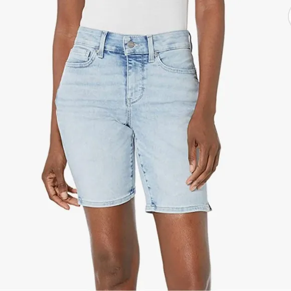 NYDJ Women's Ella Short with Sideseam Slits In Conway.
