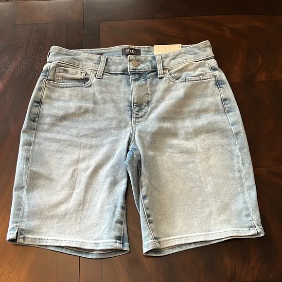 NYDJ Women's Ella Short with Sideseam Slits In Conway.