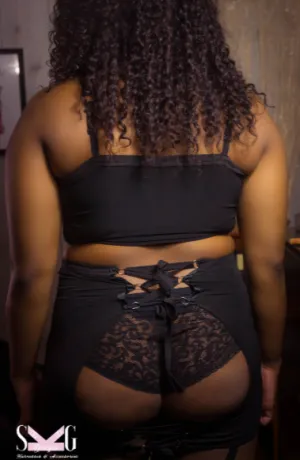 Ophelia skirt with removable garter clips