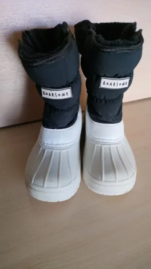 Pre Loved Roarsome (Dinoski) Kids Snow Boots Size EU33 (382)