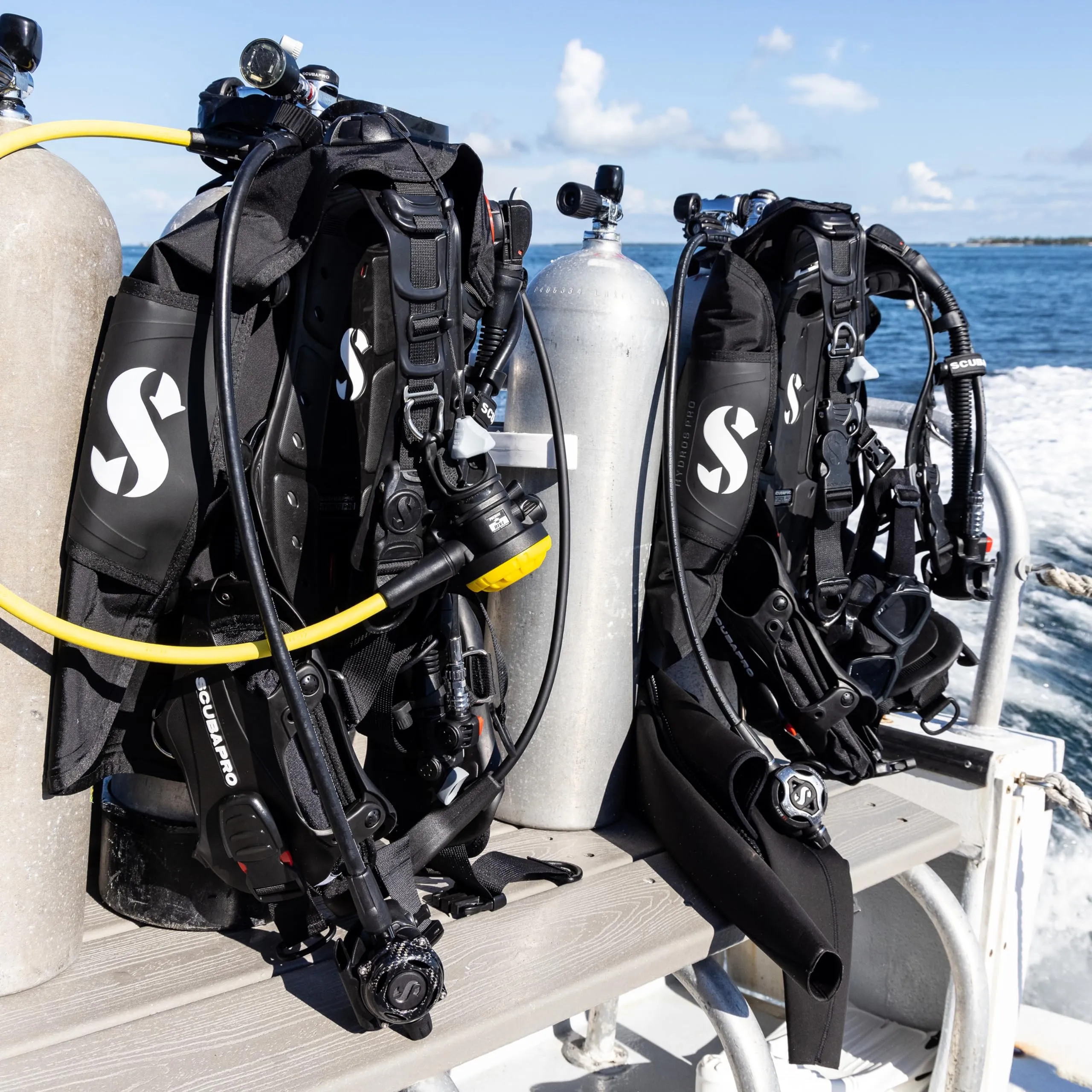 SCUBAPRO Hydros Pro Men's Diving BCD with Air2 5th Generation Inflator Regulator (Large, Black)