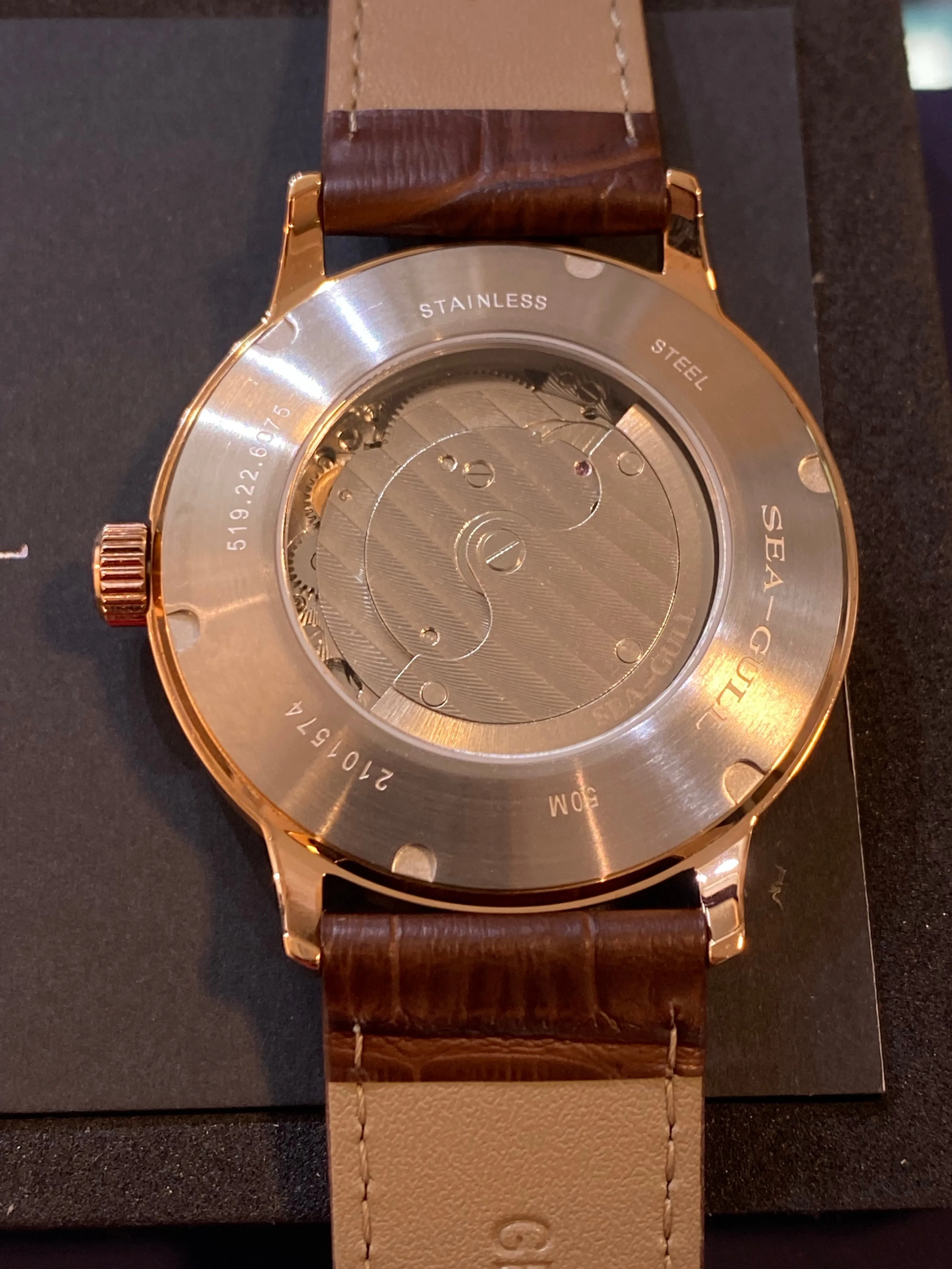Seagull automatic mechanical watch with seconds sub dial at 6o'clock. 40mm diameter 10mm thickness. Calibre : ST17 Model 819.12.6075 (white) 819.22.6075 (Brown)
