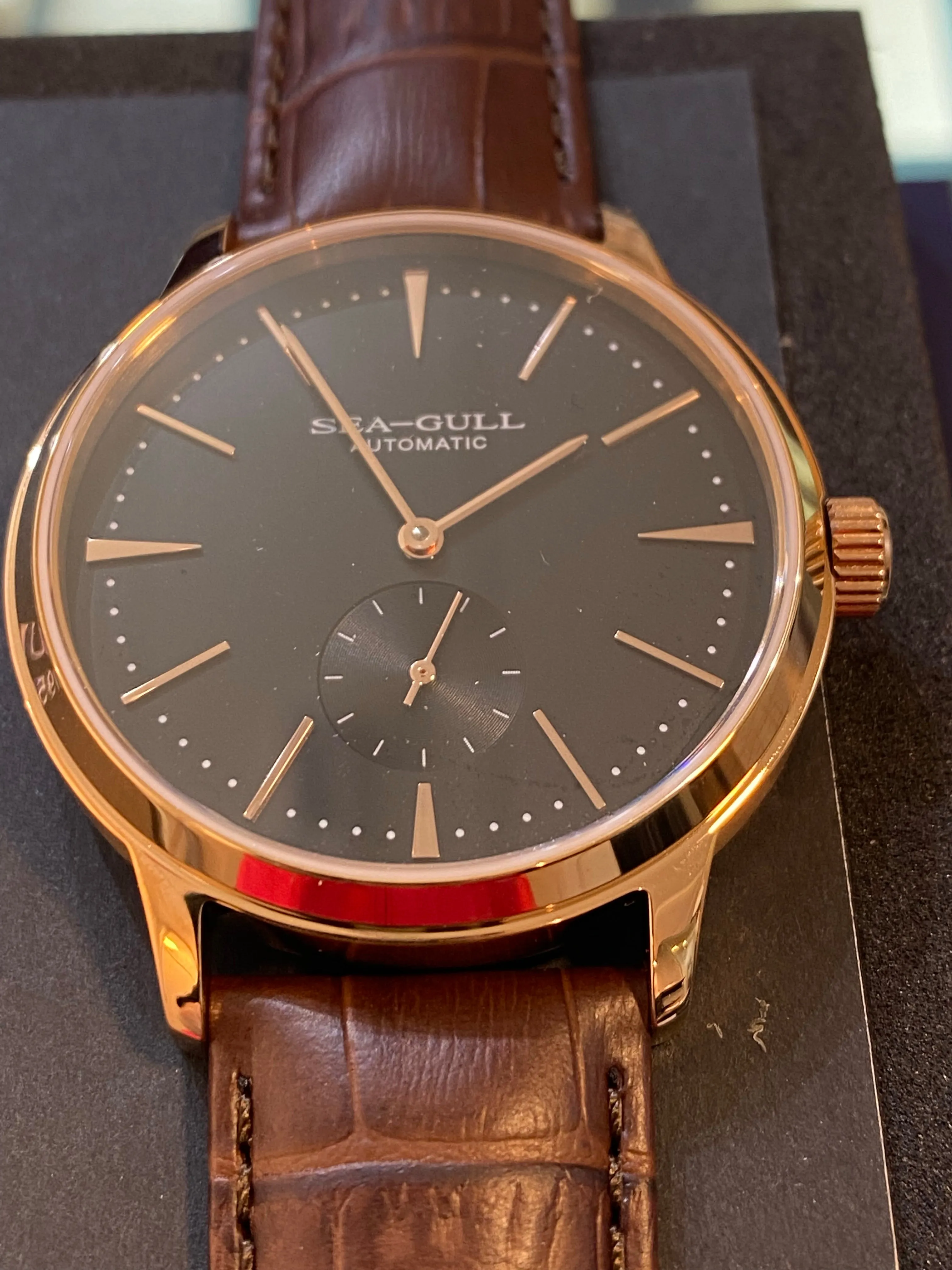 Seagull automatic mechanical watch with seconds sub dial at 6o'clock. 40mm diameter 10mm thickness. Calibre : ST17 Model 819.12.6075 (white) 819.22.6075 (Brown)
