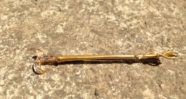 Stock Pin Estate 18 kt Yellow Gold Diamond Brooch in Hunt Whip Form