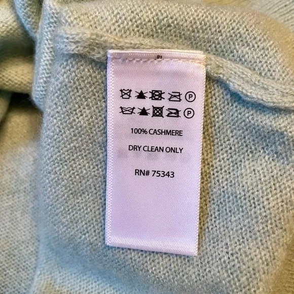 Tahari Women’s V- Neck Classic Fit 100% 2-ply Cashmere Sweater Size L Green NWT
