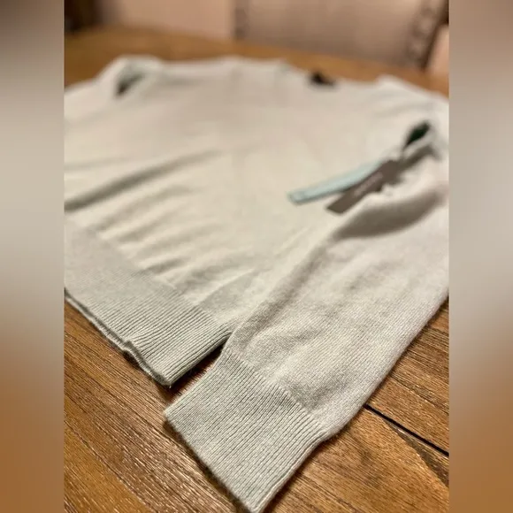 Tahari Women’s V- Neck Classic Fit 100% 2-ply Cashmere Sweater Size L Green NWT