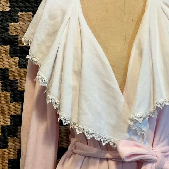 VINTAGE 80s ruffle collar lace pastel pink wrap‎ robe long maxi belted waist 70s