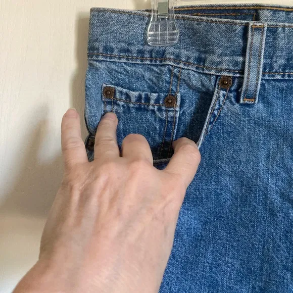 🌸Vintage Levi’s Medium Wash High Rise Frayed Raw Hem Denim Shorts