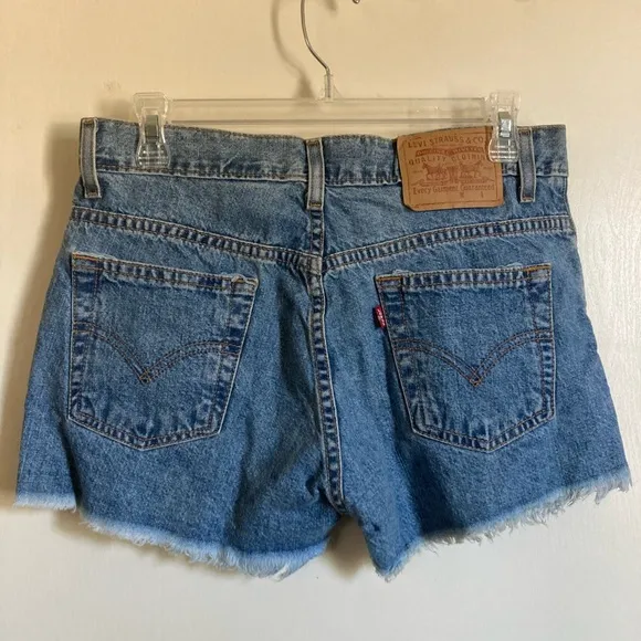 🌸Vintage Levi’s Medium Wash High Rise Frayed Raw Hem Denim Shorts