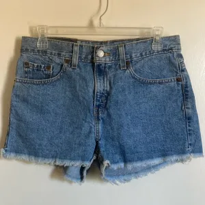 🌸Vintage Levi’s Medium Wash High Rise Frayed Raw Hem Denim Shorts