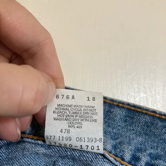 🌸Vintage Levi’s Medium Wash High Rise Frayed Raw Hem Denim Shorts